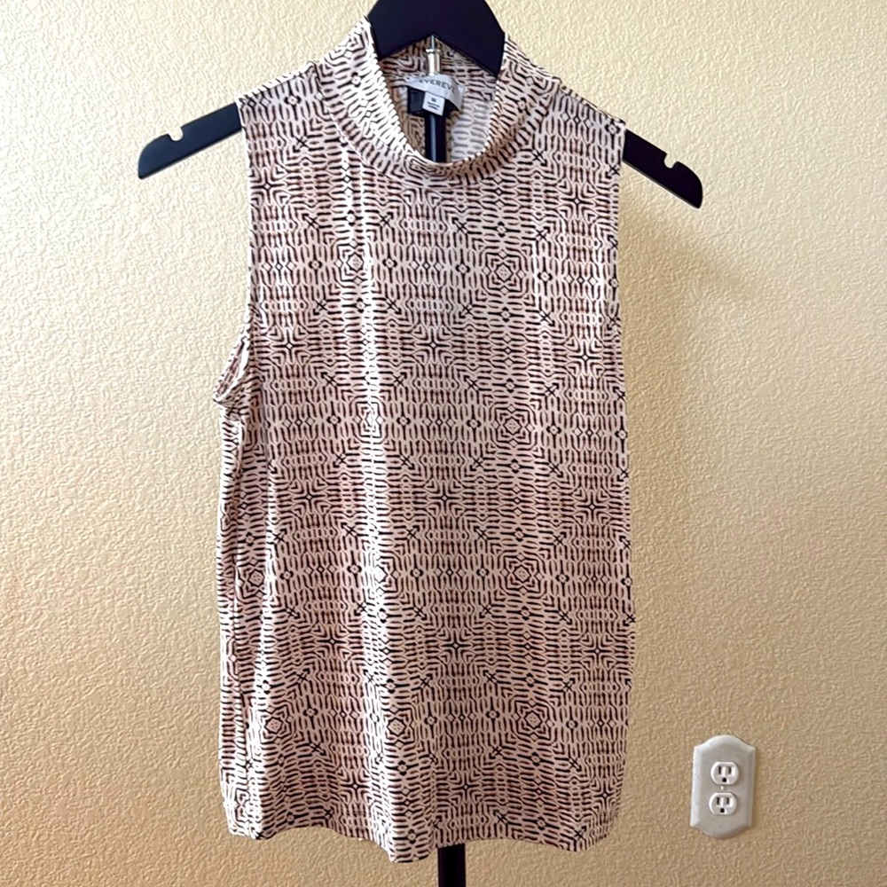 Medium Evereve mock neck sleeveless print shirt